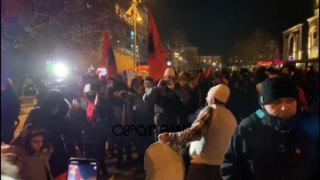 Eventail VV : Arrêtez ces stupides tupans et de la musique, comme fitu PDK s'accroche