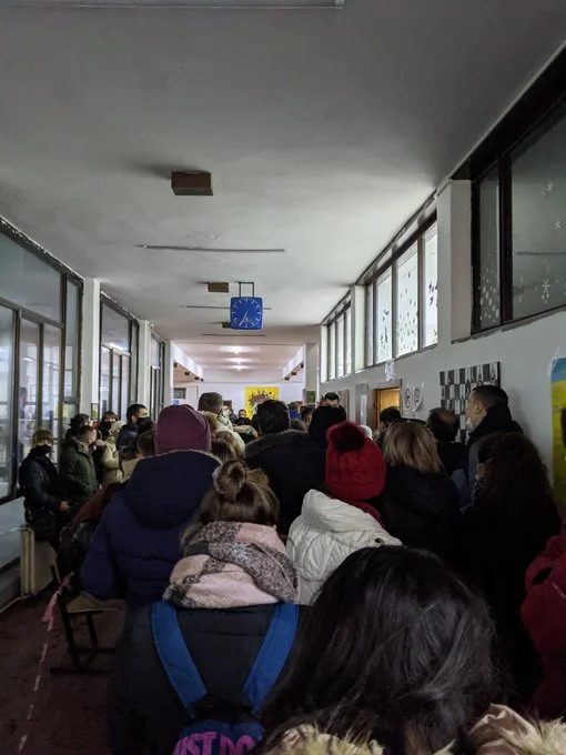 Decine di cittadini a Pristina in attesa di votare