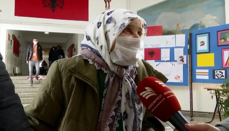 Chica de 80 años en Gjilan: No sé si voy a esperar el cambio, pero voy a votar mientras estoy viva.