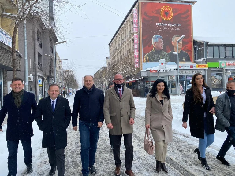 Hoxhaj deja Pristina por un tiempo, se dirige a Ferizaj