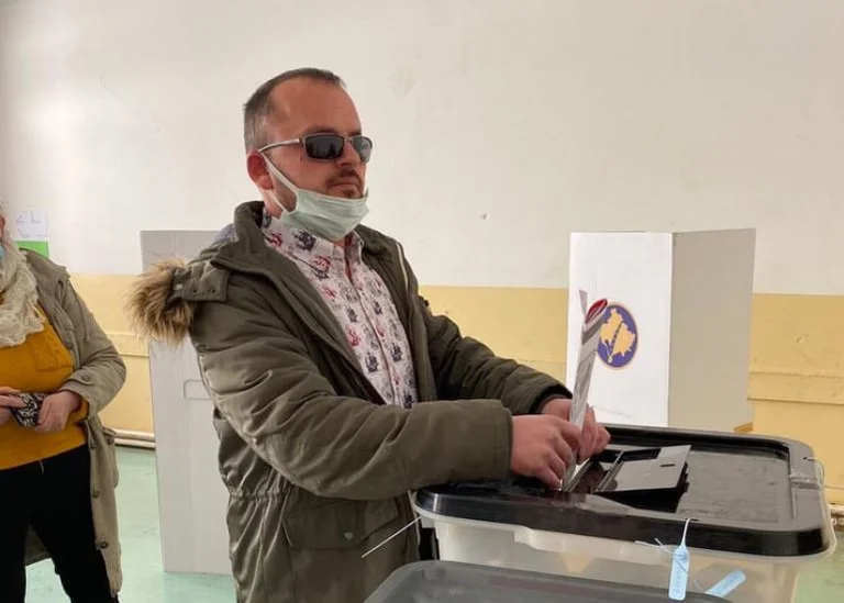 Touché, invalid KLA from Shpeja, blinded during war goes out to vote
