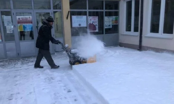 Exile enlève la neige de la cour centrale de vote