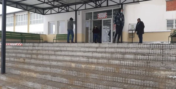 Small number of voters at Gjilan's largest polling centre