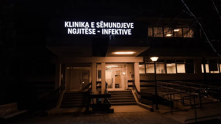 Infektologët kosovarë tregojnë sesa i rrezikshëm është varianti i ri i COVID-19