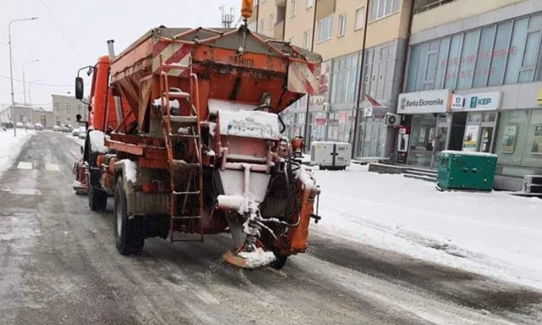 Admirer à Drenas, les chutes de neige causent des problèmes de circulation