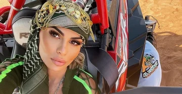 Liona continue le divertissement à Dubaï, visite du désert