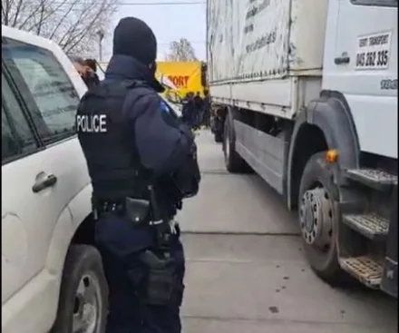 La CCE lance la distribution de matériel électoral sensible, sous escorte policière