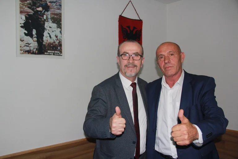 Bekim Haxhiu Camishi lui apporte. Toute la structure d'initiative du PDK à Komoran