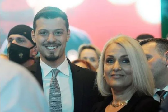 Alla cerimonia di chiusura del PDK, anche la famiglia di Kadri Veseli e Hashim Thaci