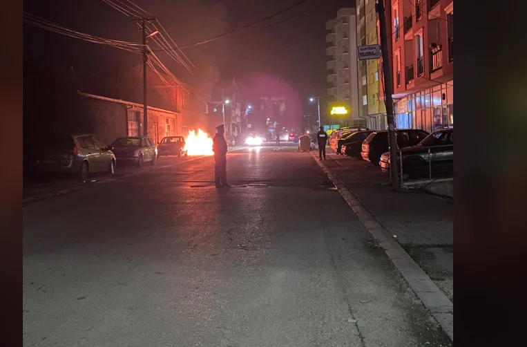 Ein Auto in Fushe Kosovo brennen