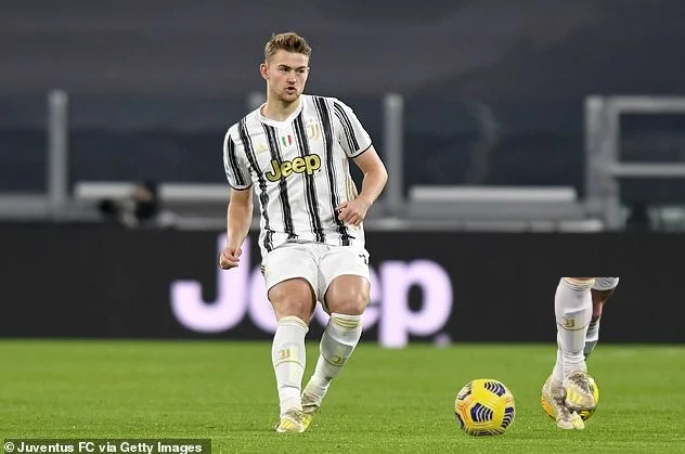 The superstition that captured De League: The reason he wears the same shoes in the field for two years