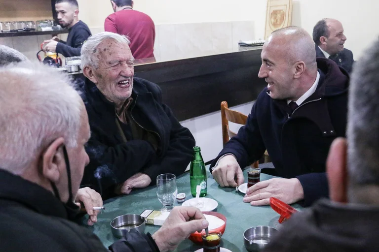 Emotionon Haradinaj, tè a Podujevo con il padre di Eroe Ilir Konushevci