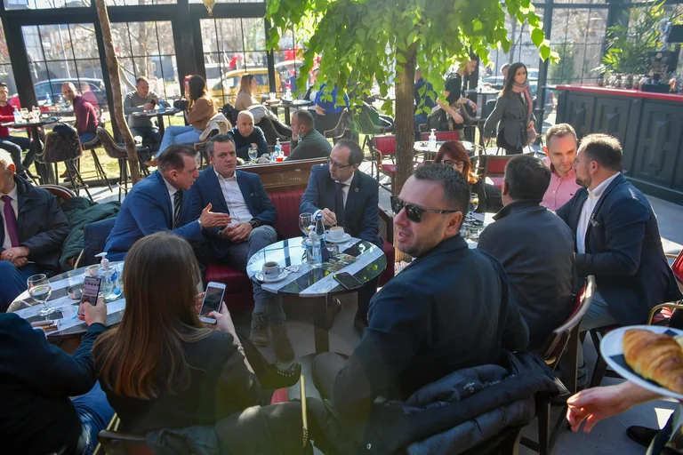 Hoti bebe café matutino con candidatos del MP Pristina