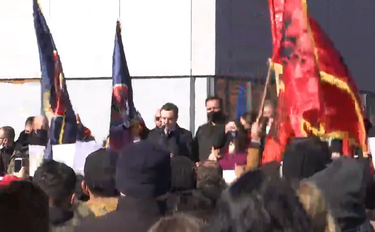 Albin Kurti confronta il 14 febbraio al giugno 1999