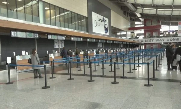 Drei Tage über 16.000 Menschen kommen vom Flughafen Pristina ins Kosovo