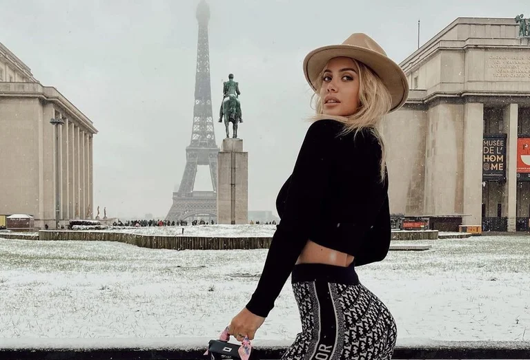 Wanda enfoca el pecho ya que trae imágenes de París