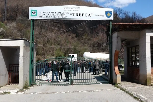Un gruppo di minatori di “Three” in sciopero: No