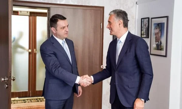 Selimi lors de la rencontre avec Lumez quelques jours avant les élections: Fraude électorale condamnée à la prison