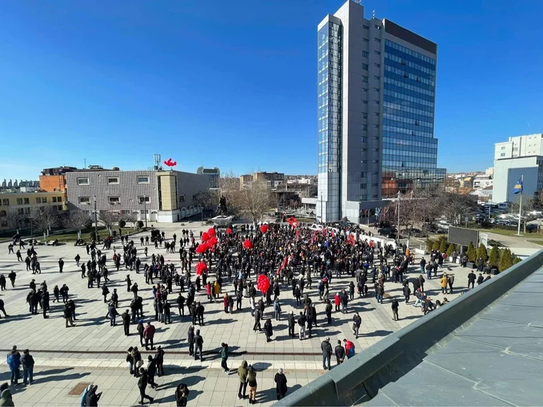 Intrattenimento: non 300-400 persone presenti a Kurt e VV rally a Pristina