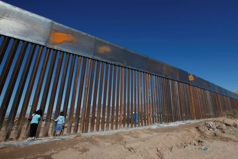 Benden abolishes Trump's command to build wall with Mexico
