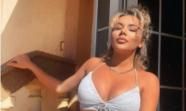 Tayna shfaqet vetëm në bikine