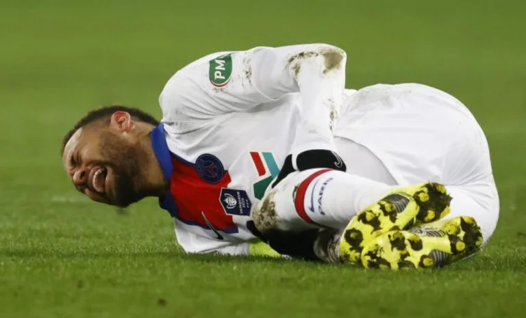 Neymar émotionnel après blessure: Je continue à pleurer