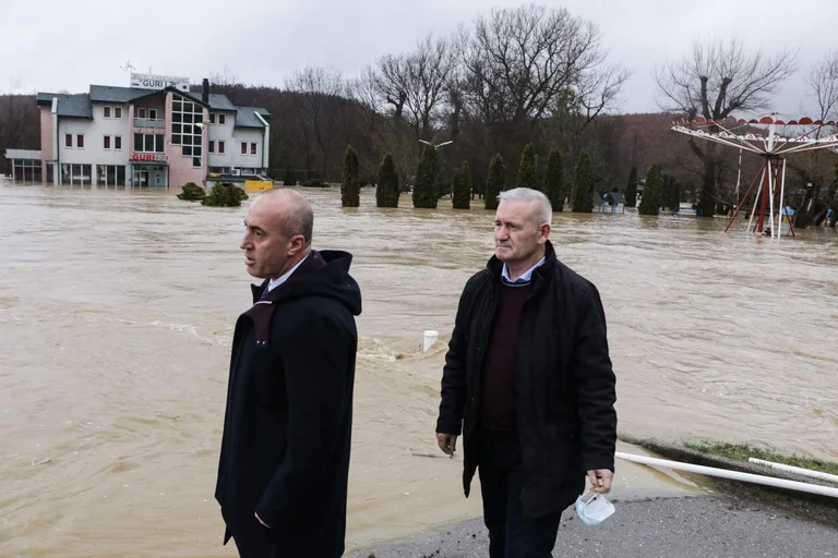 Haradinaj and Elezaj on the ground after the floods in Kline: Alarm status