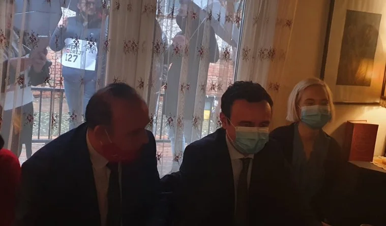 Albin Kurti geht morgens nach Llap, Video-Scandal Bull wartet