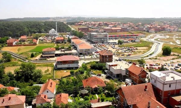 La femme qui a sauté du troisième étage de la maison à Skenderaj a environ 30 ans