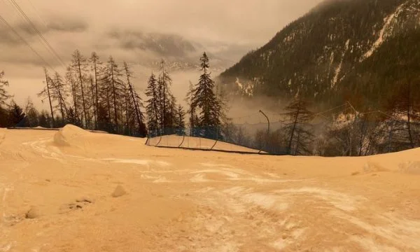 Gelbe Schnee bedeckt touristisches Dorf, Einwohner Wunder