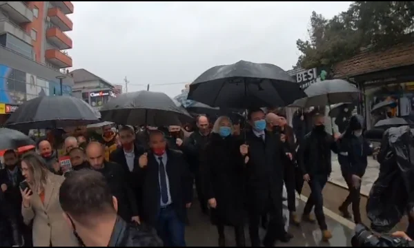 Albin Kurti apparaît côte à côte avec Bullicks: Pas de mot pour attaquer physiquement les citoyens