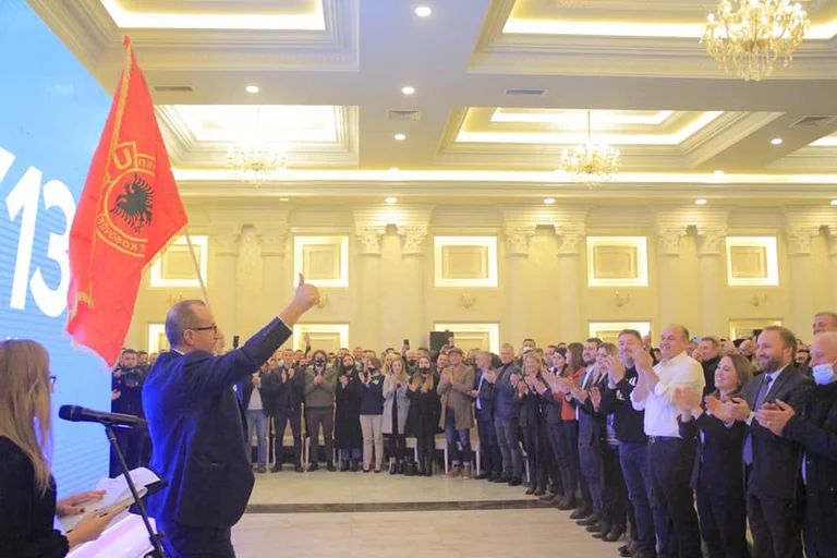 Bekim Haxhiu avec le drapeau de l'UCK a soulevé Drenica à pied: PDK Victory Festival pour février 14th Élections a commencé depuis aujourd'hui à Drenica