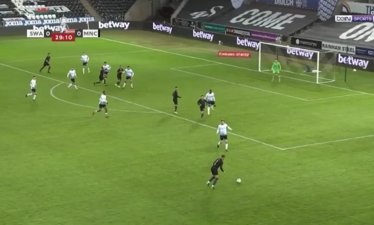 Man City's major goal, the ball ends in the net after being hit by an incredible position.