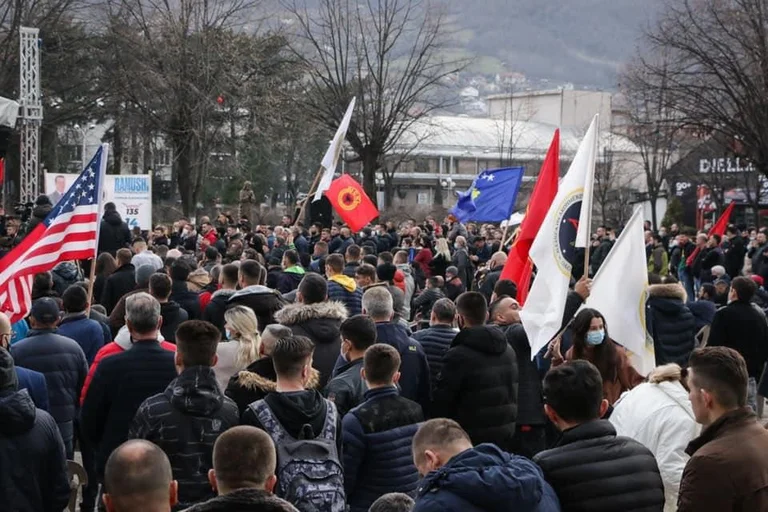 Thousands of citizens in Pec Square in support of Haradinaj