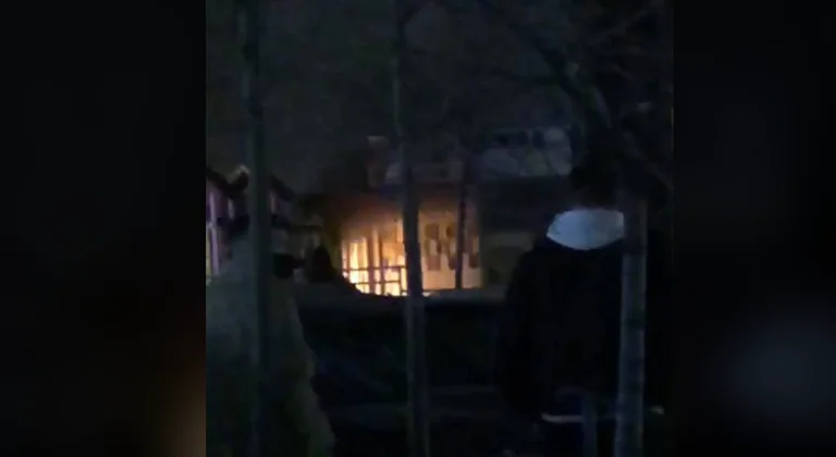 Feu à l'entrée d'une résidence à Matti 1 (Vidéo)