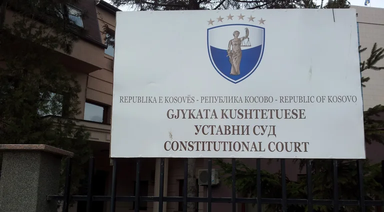 Visite au domicile de Haxhi Shala, Constitution suspend l'examen de la plainte de VV « %s » à Thaci
