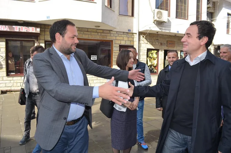 Le directeur de l'Inscition à Mitrovica par VV risque la vie des citoyens : appelle à une réunion de masse dans une école