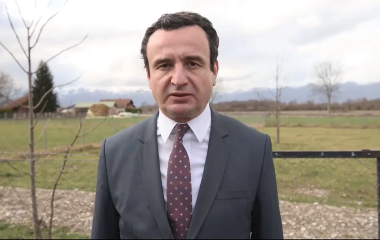Kurt change-t-il de coiffure ? Présenté en vidéo d'un beau village du Kosovo