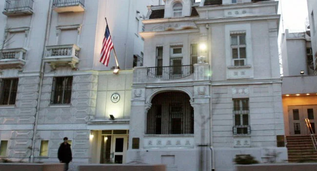 Die US-Botschaft in Belgrad reagiert auf den Begriff “Albanisch” von Vokini, den das Gericht vergab
