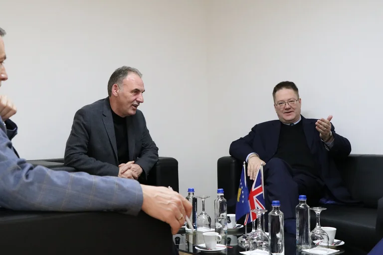 L'ambasciatore Abbott annuncia la gente: oggi ho avuto il caffè con Fatmir Limaj.