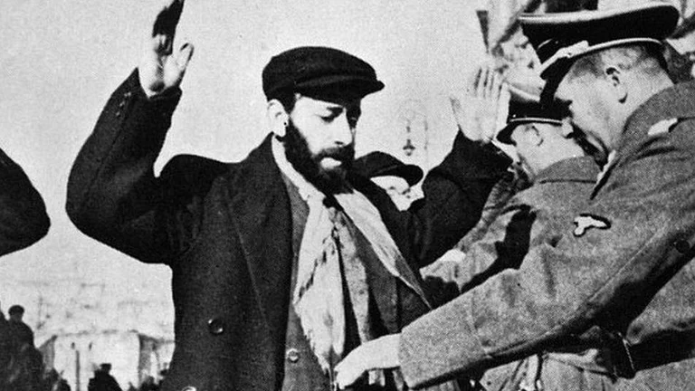 They called his uncle “kolaborationist”: The Polish court forces historians to apologize to 80-year-old