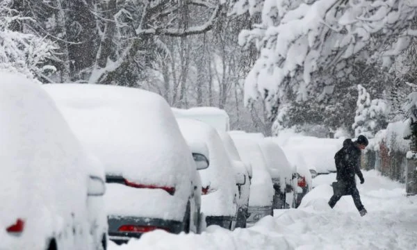 Molti piloti in Germania e Gran Bretagna sono bloccati dalla neve, trascorso la notte in auto
