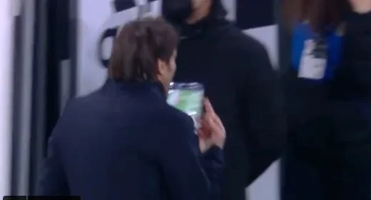 El presidente de Juvento contra Conte, señala su dedo medio a todo lo que pasó.