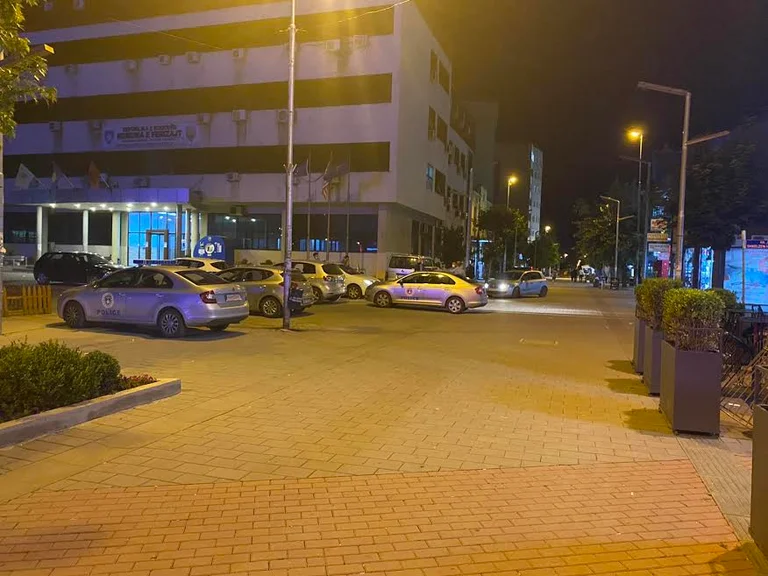 Un café à Ferizaj maintient le bar ouvert après des heures, le propriétaire les insulte et les éteindre