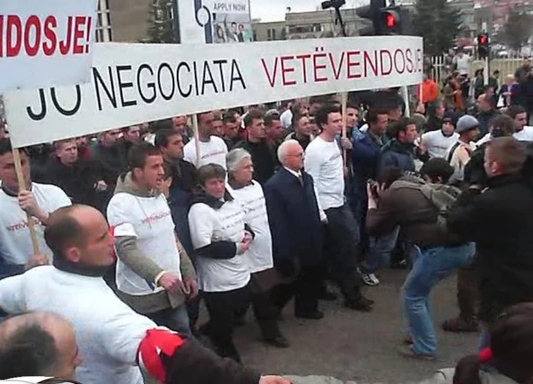 14 Jahre blutiger Protest am 10. Februar, wo Mon Balaj und Arben Xhedin