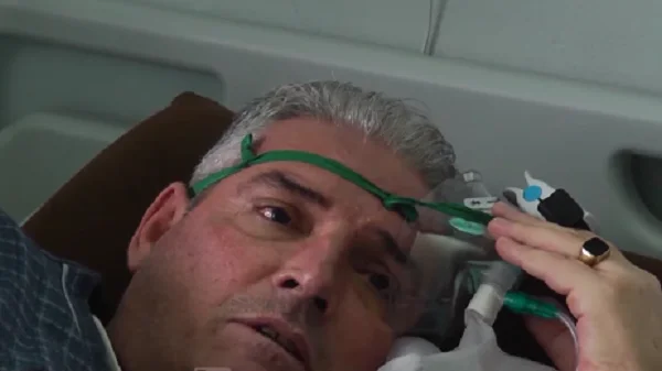 Ils parlent aux patients qui sont traités à QKUK avec le plasma de guérison de COVID-19