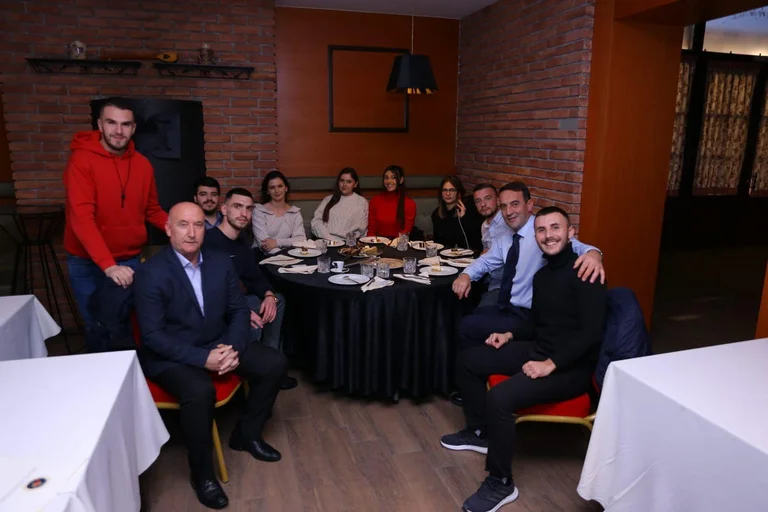 Daut Haradinaj incontra la gioventù di Peja: ad esempio, ci ispira sempre