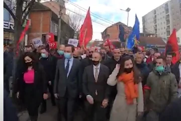 Qytetari i bërtet Kurtit për afrinë me Vjosën, dëbohet nga turma