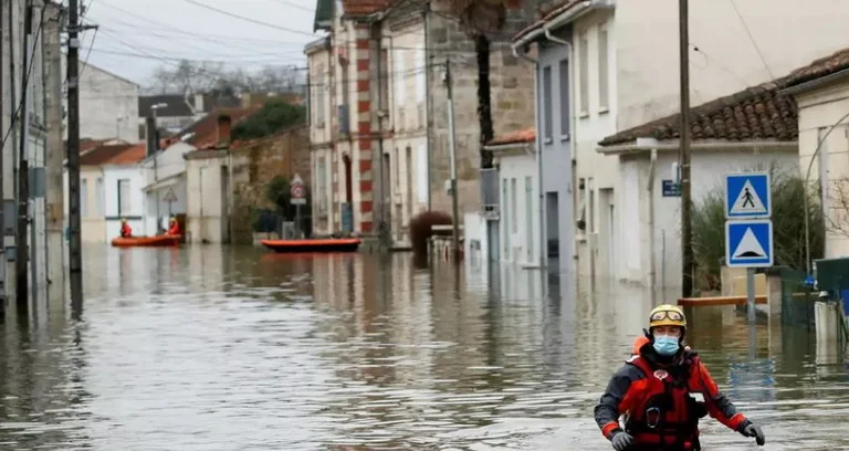Flooding in Francia, le strade di Parigi sono coperte da acqua
