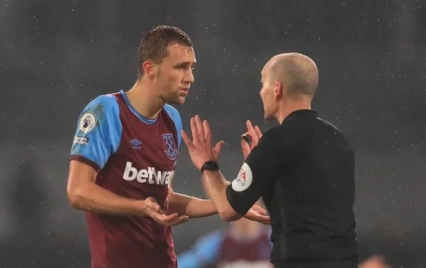 Mike Dean non sarà processato in partite future dopo aver minacciato di morte